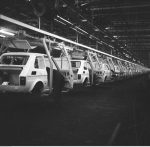 Samochody Fiat 126 na taśmie montażowej w Fabryka Samochodów Małolitrażowych w Tychach