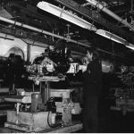 Pracownik przy zespole napędowym - silniku ze skrzynią biegów do samochodu Fiat 126p. Fabryka Samochodów Małolitrażowych w Tychach.